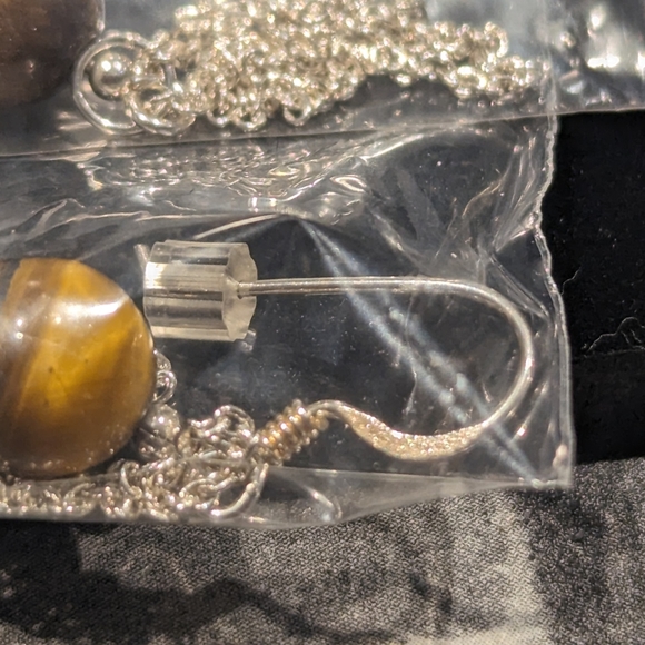 Avon sterling silver Genuine cat eye earrings new in box - Picture 4 of 6